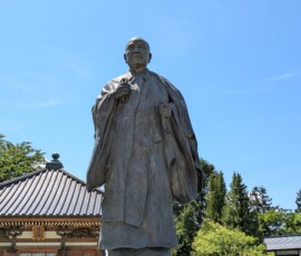 Statue du moine fondateur, ça ne rigole pas