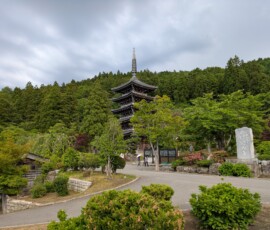 Le ciel s'obscurcit derrière la pagode...