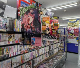 Mise en avant de Je veux t'aimer jusqu'à ta mort, un mois avant le début de l'anime...
(Notez le panneau d'anniversaire pour Hisoka dans le fond 😭)