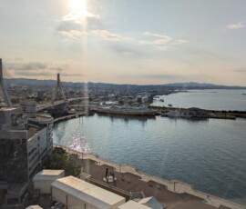 Le Hakkodamaru, le pont de la baie et le SOLEIL