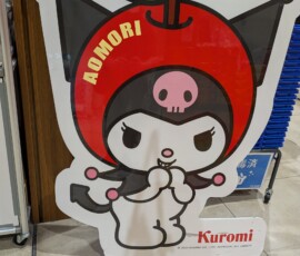 Kuromi malfaisante avec sa pomme machiavélique