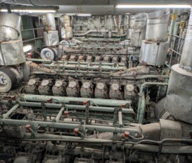 Visite de la salle des machines, avec des très très gros moteurs