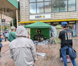 Une artiste faisait un ptit concert sous la pluie - là aussi j'ai pas pu voir le nom 😭