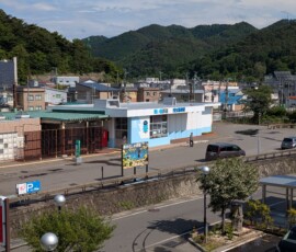 La très bleue gare d'Asamushi, vue depuis une passerelle