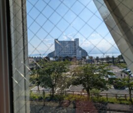 Ah si seulement ce complexe hotelier vieilissant n'était pas là pour gacher la vue sur l'île...