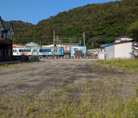 Le train pour Aomori passe à travers les bâtiments !
