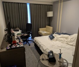 Je n'avais pas posté de photos de la chambre d'hotel donc allez voilà - c'est évidemment le bordel !!!