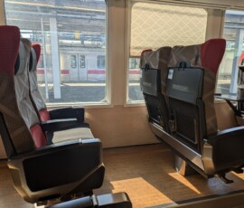 Pas mal de place pour les jambes et pour profiter de la fenêtre !