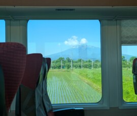 Passage devant le mont Iwaki, d'où se dégage des nuages