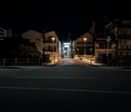 Une autre entrée de la rue de la soif, avec un pont joliment illuminé