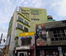 Ce bâtiment devant la gare aurait bien besoin d'un ptit coup de peinture...