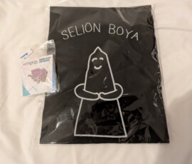 Mes achats du lundi furent simples - un pin's Mizuki et un t-shirt DU MEILLEUR