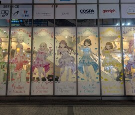 Love Live Hasunosora mis en avant sur les vitrines du Atré