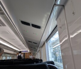 Le train Mito-Tokyo a un système intéressant de réservation, avec des diodes au dessus des sièges, qui signifient si le siège est réservé ou pas - vert si c'est réservé, jaune si la personne qui a réservée monte à l'arrêt suivant et rouge si c'est disponible. Du coup, que vous ayez réservé ou pas, vous savez où vous placer.