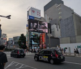Le grand écran 3D de Shinjuku avec un extrait de chanson de Super Beaver