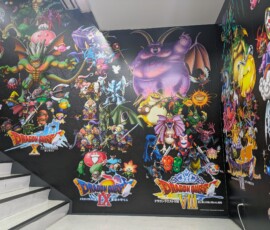 Cage d'escalier faisant office de frise chronologique pour Dragon Quest