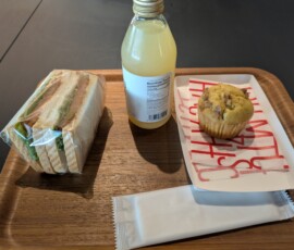 Petit dejeuner porc pané-muffin-pomme