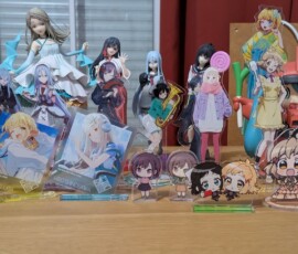 Tous les stands et figurines achetées... Je vais devoir faire de la place dans la bibli aussi...