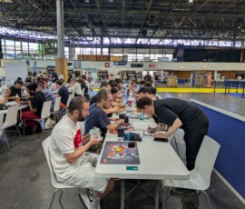 Jeudi, 10h30 ça joue déjà aux cartes de manière déterminée