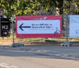 Après la séance de Jaadugar on est sorti par l'arrière du bâtiment, du coup j'ai découvert les bannières d'accès du parking, et 1443 pas c'est quand même pas mal !