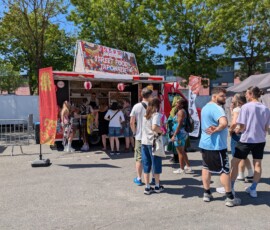 Quelques courageux ont tentés la queue pendant 10mn sous le cagnard pour de la bouffe
