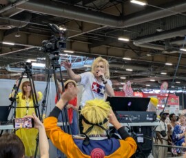 Sho Kiryuin faisant le sho (ptdr) depuis... la zone technique de la scène Tsubame. Osé !