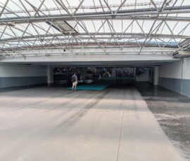 Les espaces toujours un peu vides et mystérieux reliant la verrière aux halls 3 & 4 - je pense qu'on pourrait y mettre quelques stands qui auraient besoin de calme mais c'est ptet une idée de merde (je me souviens quand ils y avaient mis les JDR, ils avaient l'air bien)