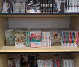 Kore Kaite Shine trônant au milieu des titres Panini qui doivent pas très très bien marcher